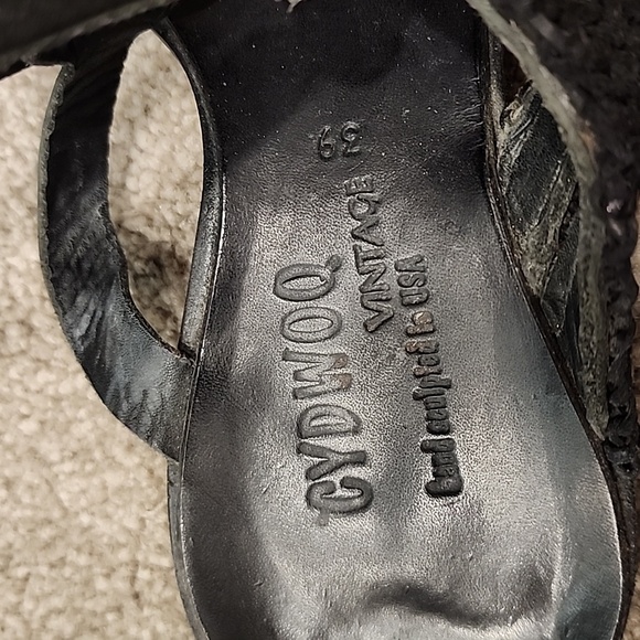 Black Minimalist Thong Sandals - Picture 3 of 4